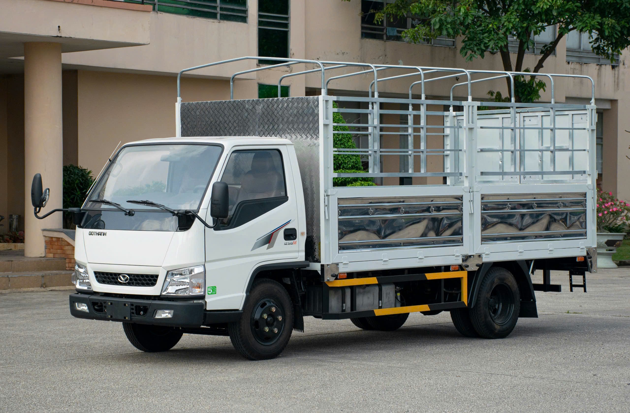 xe tải 2 tấn 5 iz50m thùng bạt