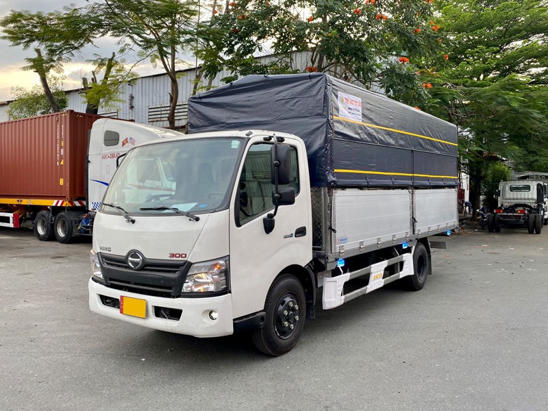 Xe tải Hino XZU720SL thùng mui bạt 2025